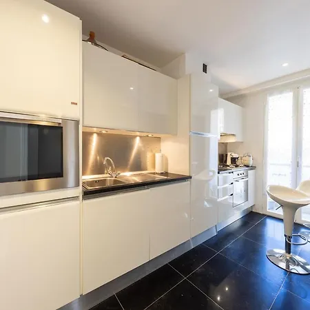 Elegant Proche Bord De